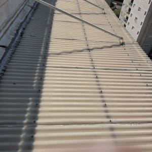גג בניין עם קורות מתכת ותקרה גלי