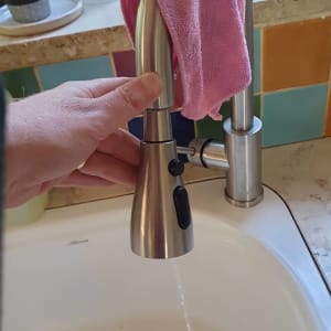 ברז נשלף עם מטלית ורודה בכיור מטבח