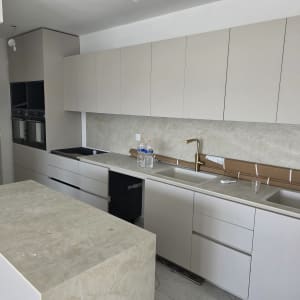 מטבח מודרני עם כיורים וברזים מוזהבים