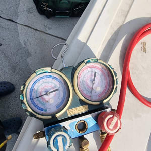 מד לחץ אוויר עם צינורות אדומים וכחולים