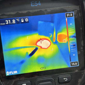 תצוגת מצלמה תרמית עם אזור חם מסומן
