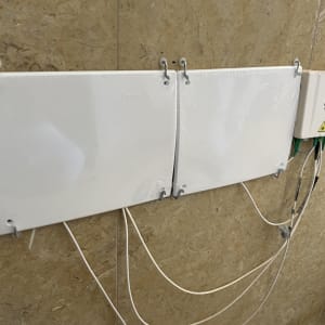 לוח חשמל עם חוטים מחוברים לקיר