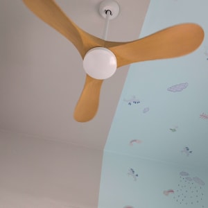 מאוורר תקרה מותקן על תקרה מעוצבת