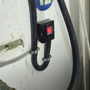 מתג חשמלי עם חוטים מחוברים לקיר