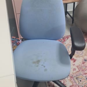 כיסא משרדי כחול עם כתמים על המושב והמשענת