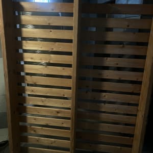 מחיצה מעץ עם גלגלים, כנראה לשימוש בהובלה או אחסון