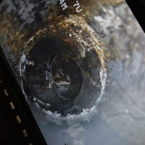 צילום מסך של צינור עם חלודה ונזילה אפשרית