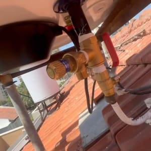 חלקים תחתונים של דוד שמש עם צינורות וברזים