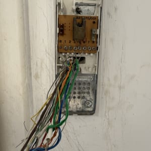 חוטי חשמל מחוברים ללוח חשמל בקיר