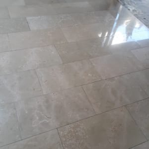 רצפה נקייה ומבריקה עם השתקפות אור