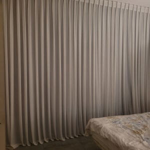 וילון לבן ארוך תלוי מהתקרה עד הרצפה