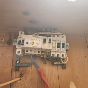 לוח חשמל עם מפסקים וחוטים צבעוניים