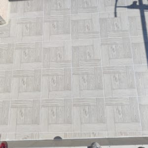 ריצוף מרובע עם קווים לבנים לאיטום