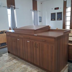 ארון עץ גדול עם דלתות ומגירות בחדר