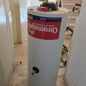 דוד שמש מותקן במסדרון ליד מדרגות