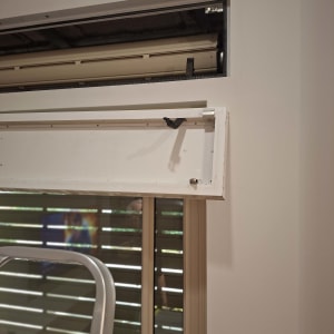 תמונה של תריסים וחלקי התקנה על קיר