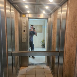מראה במעלית עם השתקפות של אדם מצלם
