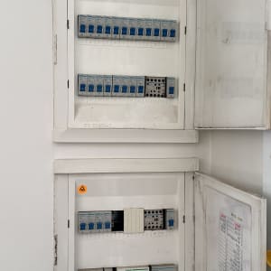 לוח חשמל עם מפסקים וחיווט