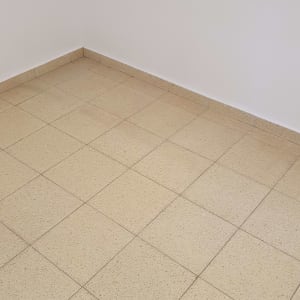 רצפה נקייה עם אריחים בהירים