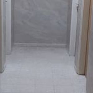 מסדרון עם קירות ורצפה משופצים