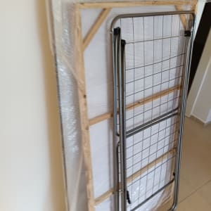 מיטה מתקפלת עטופה בניילון בועות