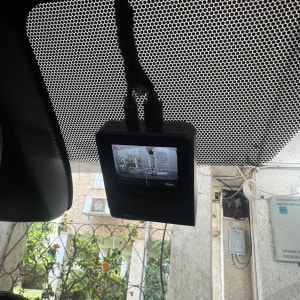 מצלמת רכב מותקנת על שמשת רכב