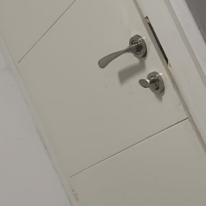 ידית ודלת עם סימני פריצה