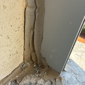 איטום פינה עם חומר איטום על קיר ורצפה