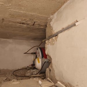 נזקי מים בתקרה עם דוד חימום