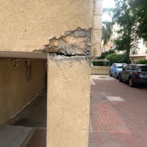 עמוד בטון עם נזק חשוף וברזלים גלויים