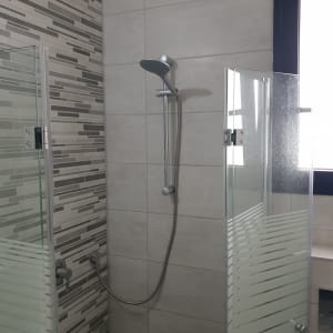 מקלחון עם ראש מקלחת וכפתורי שליטה