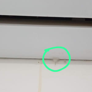 סימן רטיבות מתחת למזגן על הקיר