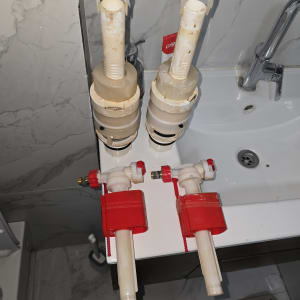 חלקי אינסטלציה על כיור בחדר אמבטיה