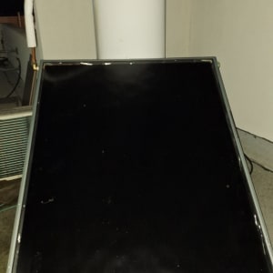 דוד שמש עם קולטן שחור וצינור לבן