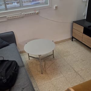 סלון עם שולחן קטן וספה אפורה