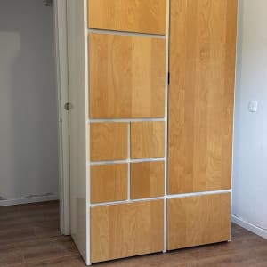 ארון עץ בחדר ריק עם רצפת עץ