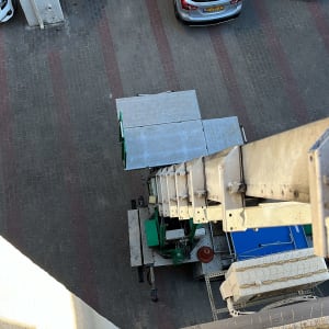 מנוף עם זרוע מתכתית ומשטח הרמה