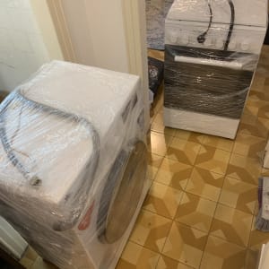 מכונת כביסה ותנור עטופים בניילון נצמד