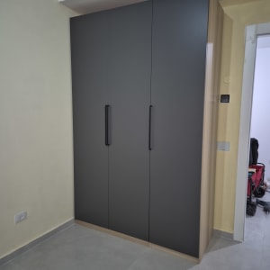 ארון בגדים כהה עם דלתות בחדר