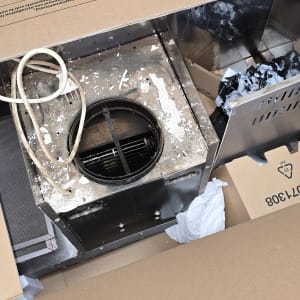 תמונה של ארגז קרטון עם ציוד וכלים, כבל חשמלי גלוי