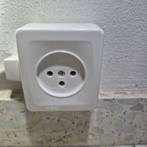שקע חשמל מותקן על קיר לבן