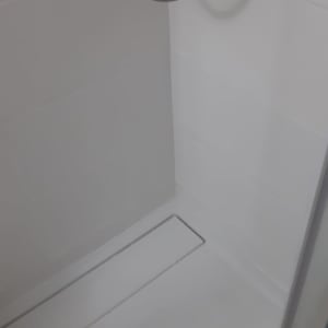 מקלחת עם ראש טוש וצינור מתכת גמיש