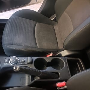 מושב רכב עם משענת יד ותא אחסון