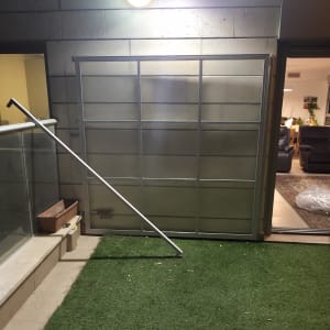 גדר מתכת בחצר עם דשא מלאכותי