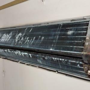 יחידת מזגן עם סימני ניקוי על הקיר
