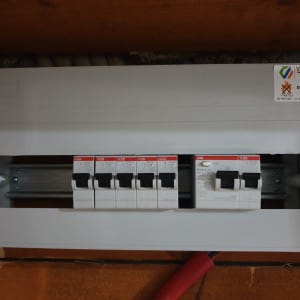 לוח חשמל עם מפסקים חשמליים מותקנים