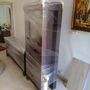 רהיטים עטופים בניילון לקראת מעבר דירה