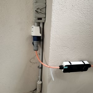 שקע חשמל תעשייתי עם כבל כתום מחובר