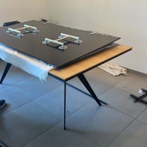 שולחן עם לוח זכוכית וכלי עבודה להרכבה