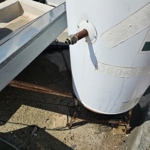 דוד שמש עם צינור מתכת חלוד על גג